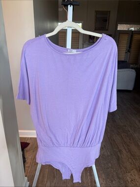 Linmon Lavender Short-Sleeve Women's Bodysuit - Relaxed Scoop Neck